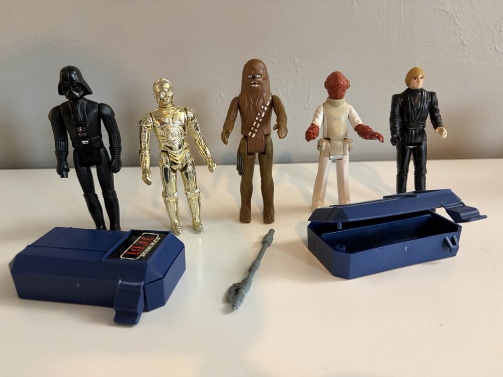 Lot of 5 Vintage 1977 Star Wars Action Figures Plus Accessories (0095)